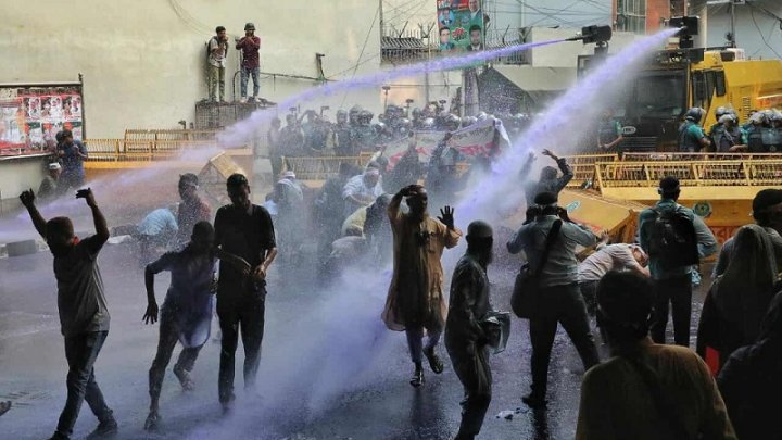 ৮ নভেম্বর পুলিশ শিক্ষকদের ওপর জলকামান এবং সাউন্ড গ্রেনেড নিক্ষেপ করে। ছবি: আহাদুল করিম খান/ঢাকা ট্রিবিউন