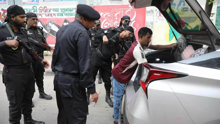 গাড়ি তল্লাশি করছেন র‌্যাব সদস্যরা, ছবি: বাংলা ট্রিবিউন