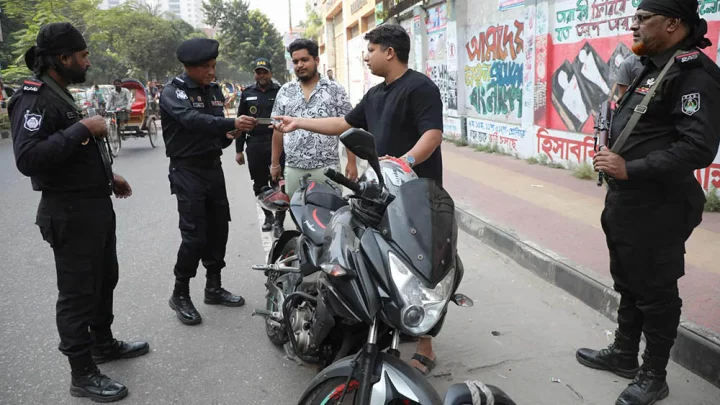 নাশকতা ঠেকাতে নগরীতে চলছে র&zwnj;্যাবের তল্লাশি, ছবি: বাংলা ট্রিবিউন