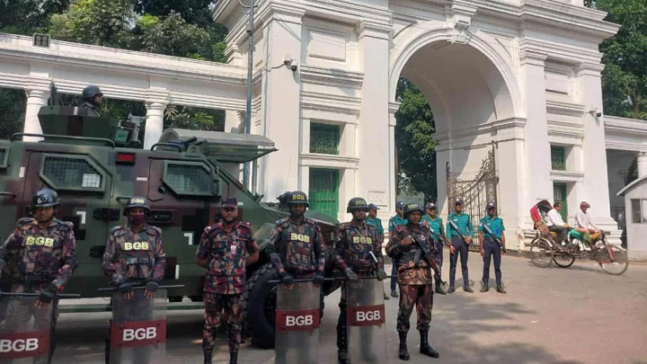 সুপ্রিম কোর্টের সামনে দায়িত্বরত বিজিবি সদস্যরা, ছবি: বাংলা ট্রিবিউন