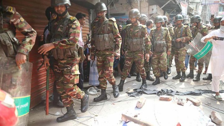 পুরান ঢাকায় ভূমিকম্পে নিহতের ঘটনায় উদ্ধার কাজে অংশ নেন সেনাবাহিনীর সদস্যরা/ বাংলা ট্রিবিউন