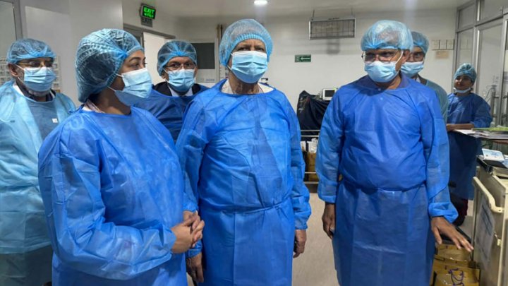 প্রধান উপদেষ্টা ড. মুহাম্মদ ইউনূস (মাঝে) রাজধানীর এভারকেয়ার হাসপাতালে গিয়ে বিএনপি চেয়ারপারসন ও সাবেক প্রধানমন্ত্রী খালেদা জিয়ার স্বাস্থ্যের খোঁজখবর নেন, ছবি: প্রধান উপদেষ্টার প্রেস উইং