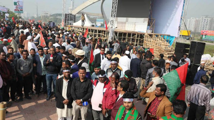 বুধবার মঞ্চ ঘিরে নেতাকর্মীদের ভিড়, ছবি: নাসিরুল ইসলাম  