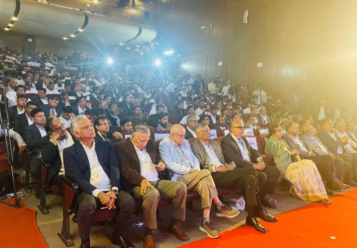 দর্শক গ্যালারিতে সম্পাদক ও সাংবাদিকরা