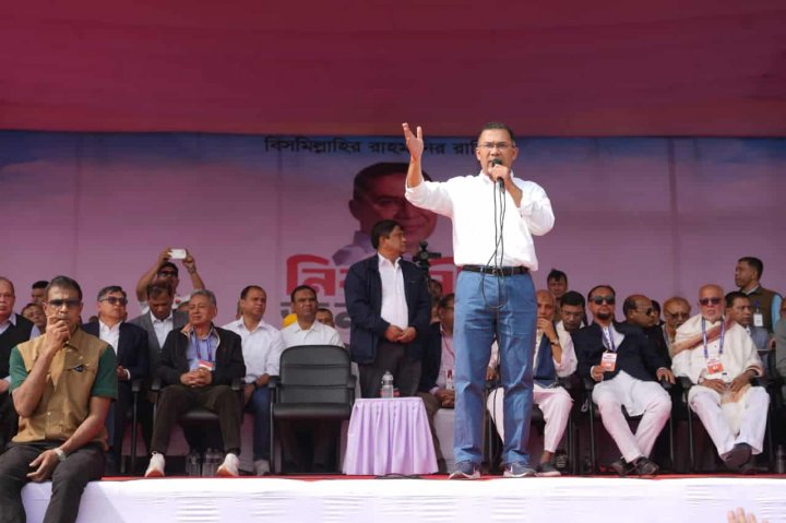 চট্টগ্রামে নির্বাচনি সমাবেশে বক্তব্য রাখছেন তারেক রহমান 