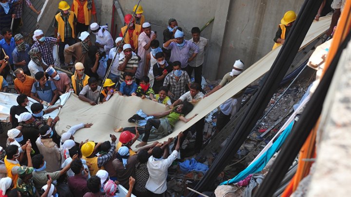 রানা প্লাজার ধ্বংস স্তূপ থেকে একজনকে বের করে আনা হচ্ছে, ছবি: নাসিরুল ইসলাম