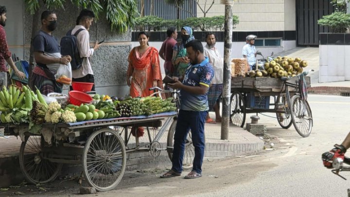 জনপ্রিয় হয়ে উঠছে ভ্যান থেকে কেনাকাটা (ছবি: নাসিরুল ইসলাম)