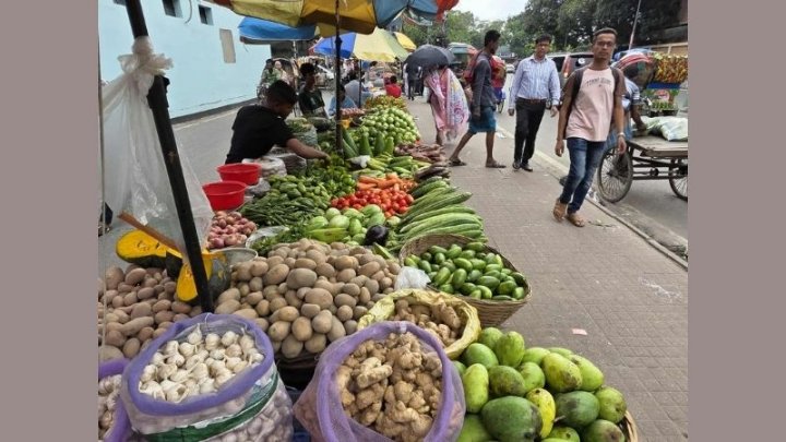 হাঁটার জন্য তৈরি ফুটপাত এখন অনেক এলাকায় কার্যত হকার মার্কেটে পরিণত হয়েছে (ছবি: নাসিরুল ইসলাম) 