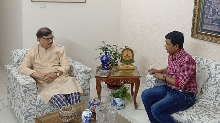 মাহমুদুর রহমান মান্নার সাক্ষাৎকার নিচ্ছেন বাংলা ট্রিবিউনের প্রতিবেদক মহসীন কবির