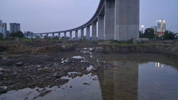 অভিযোগ উঠেছে, একটি মহল সেতুর নিচের মাটি কেটে ইটভাটায় বিক্রি করে দিচ্ছে