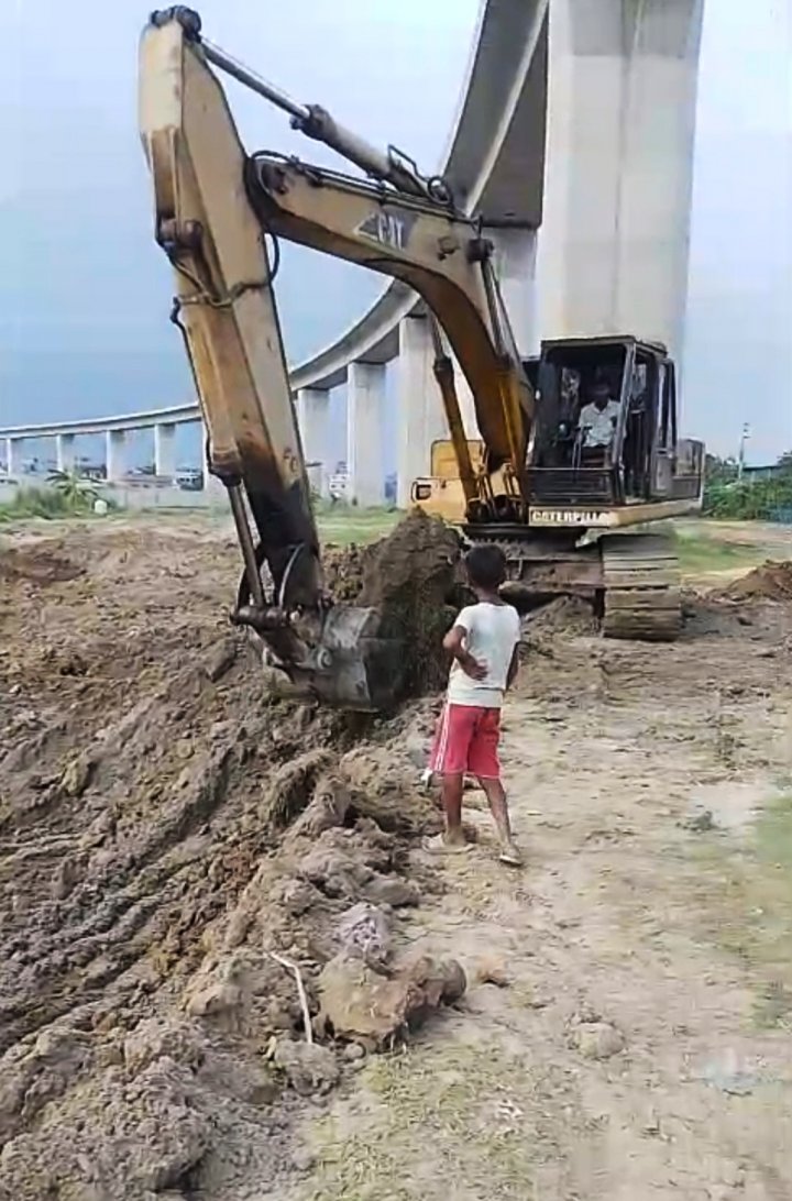 পদ্মা সেতুর নিচে ও পাশ থেকে ভেকু মেশিন দিয়ে মাটি কেটে নেওয়া হচ্ছে