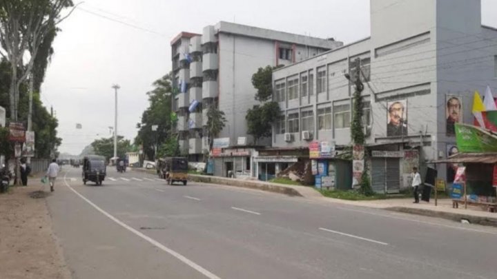 বিভিন্ন মোড়ে মোড়ে আইনশৃঙ্খলা বাহিনীর সদস্যদের সতর্ক অবস্থানে থাকতে দেখা গেছে
