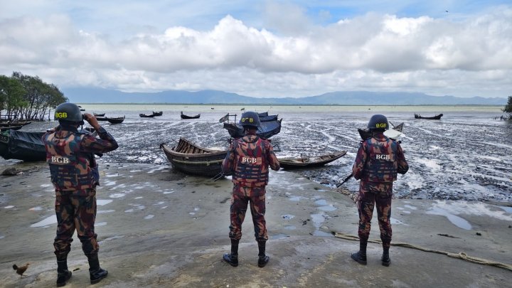 রাখাইনে সংঘাত, টেকনাফ সীমান্তে বিজিবির কড়াকড়ি