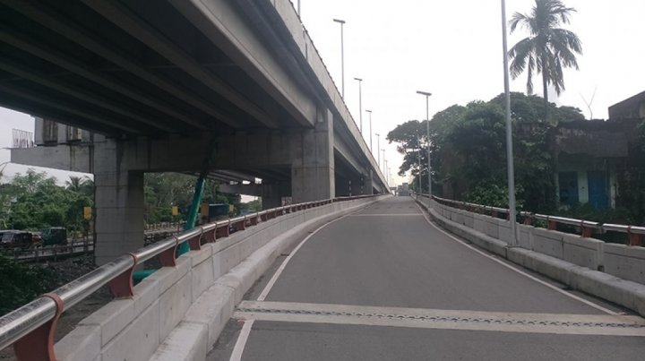বলা যায় উড়ালসড়ক অনেকটাই যানবাহন শূন্য থাকে
