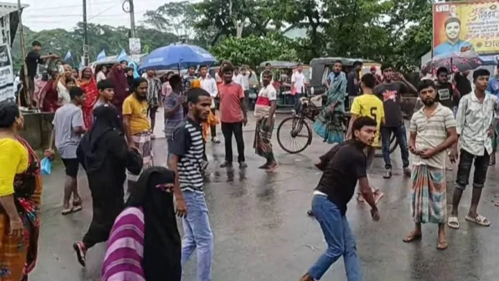 আগৈলঝাড়া উপজেলায় চুরি ও মাদক মামলার এক আসামির মৃত্যুর গুজব ছড়িয়ে থানায় হামলা ও ভাঙচুরের ঘটনা ঘটেছে