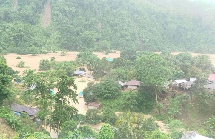 বন্যার পানিতে ডুবে গেছে বাড়িঘর