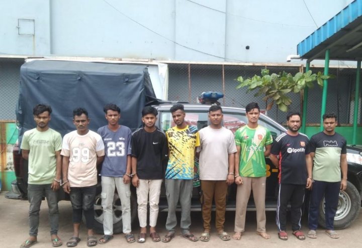 হামলা-ভাঙচুর ও লুটপাটের ঘটনায় জড়িত ১৭ জনকে গ্রেফতার করেছে র&zwnj;্যাব-পুলিশ