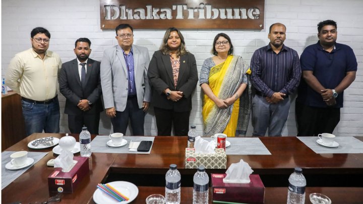 ঢাকা ট্রিবিউনের সম্পাদক, বাংলা ট্রিবিউনের নির্বাহী সম্পাদক এবং পত্রিকা দুটির সিনিয়র সাংবাদিকদের সঙ্গে  মালদ্বীপের হাইকমিশনার শিউনীন রশিদ, ছবি: আবির আহমেদ সুপ্ত