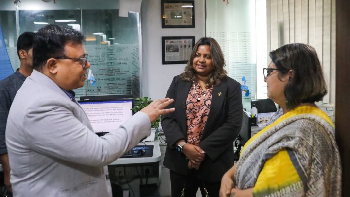 পরিদর্শনকালে হাইকমিশনারকে পত্রিকার কার্যক্রম সম্পর্কে অবহিত করে ঢাকা ট্রিবিউনের সম্পাদক রিয়াজ আহমেদ। এসময় উপিস্থিত ছিলেন বাংলা ট্রিবিউনের নির্বাহী সম্পাদক উদিসা ইসলাম, ছবি: আবির আহমেদ সুপ্ত