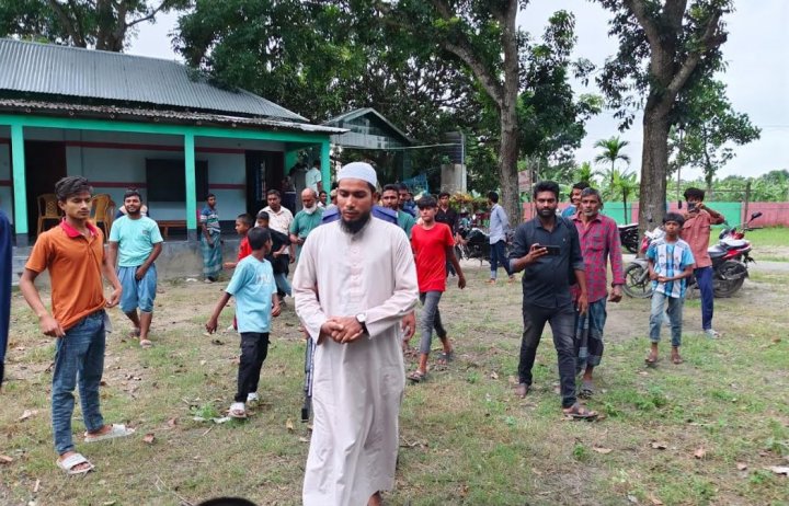 সালিশ বসানোর খবর পেয়ে উৎসুক জনতা ভিড় করেন মাদ্রাসায়