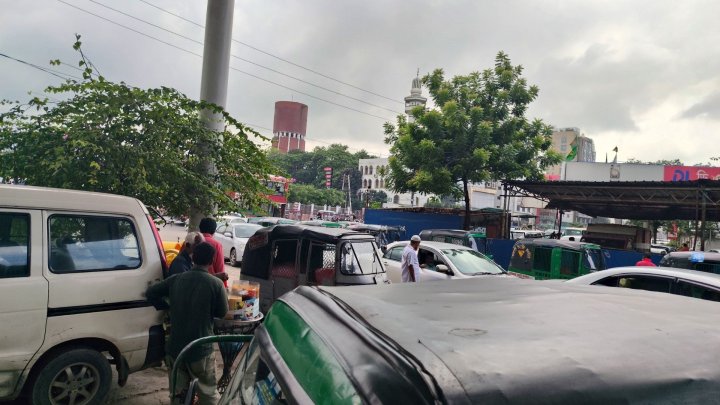 পর্যাপ্ত প্রেশার না থাকায় বা সরবরাহ সম্পূর্ণ বন্ধ থাকায় পাম্পগুলোতে রাজপথজুড়ে জমে উঠছে শত শত গাড়ি ও সিএনজি অটোরিকশার দীর্ঘ সারি (ছবি বাংলা ট্রিবিউন) 