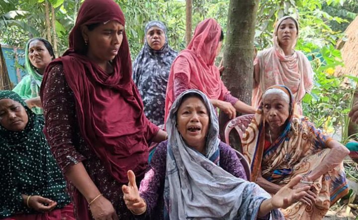 হত্যাকাণ্ডের শিকার মা ও মেয়েদের স্বজনদের আহাজারি