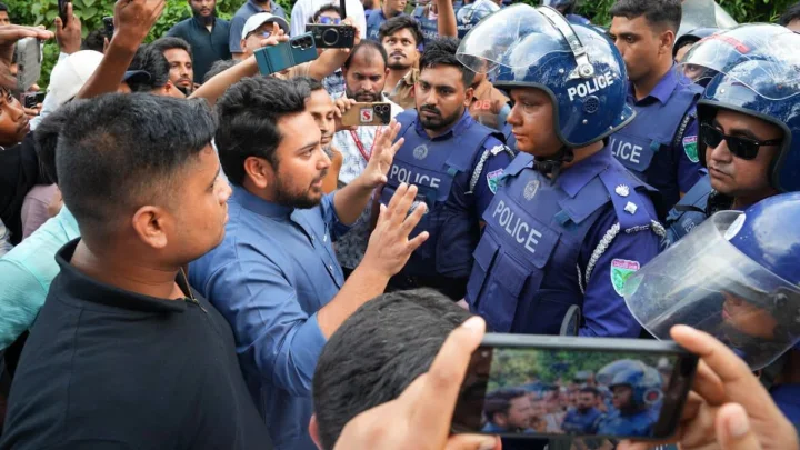 পুলিশের ব্যারিকেড ভেঙে শ্রীমঙ্গল থেকে হবিগঞ্জে প্রবেশের সঙ্গে সঙ্গে আবার বাধার মুখে এনসিপির নেতারা