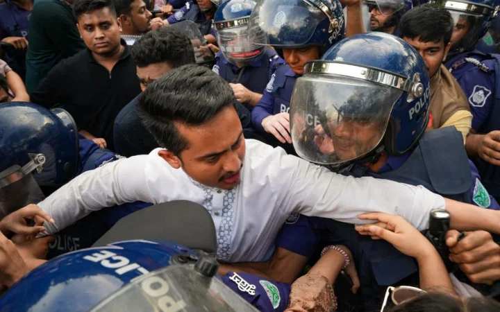 রাস্তা আটকে এবং ব্যারিকেড দেওয়া নিয়ে পুলিশের সঙ্গে এনসিপি নেতাদের ধাক্কাধাক্কির ঘটনা ঘটে