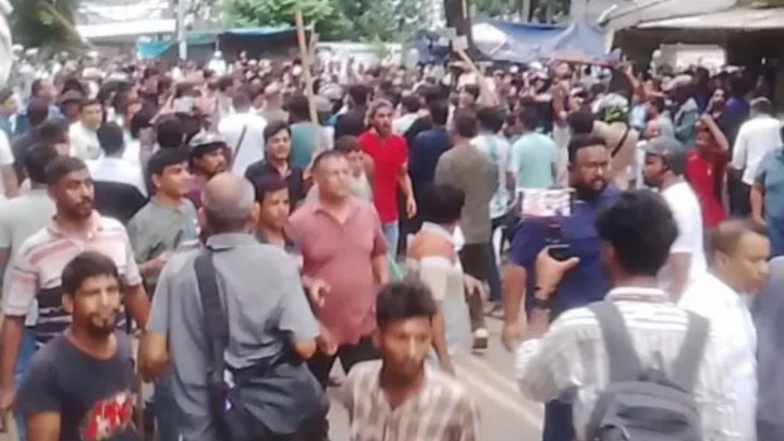 রাজধানীর ঢাকা আলিয়া মাদ্রাসায় হলের ইসলামী ছাত্রশিবির ও জাতীয়তাবাদী ছাত্রদলের নেতাকর্মীদের মধ্যে দফায় দফায় সংঘর্ষের ঘটনা ঘটেছে