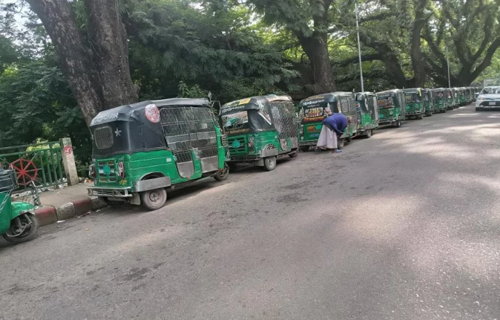 গ্যাসের জন্য ঘণ্টার পর ঘণ্টা অপেক্ষা করতে হচ্ছে চালকদের