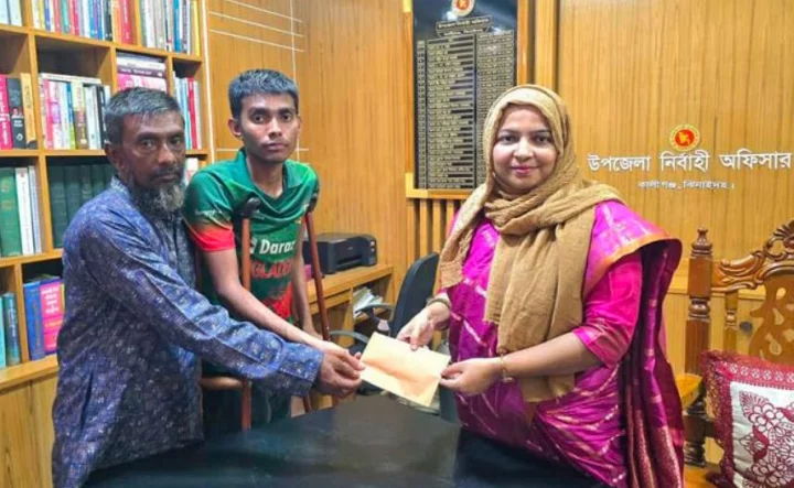 দেশে ফেরার পর রাজনকে আর্থিক সহায়তা দিয়েছেন কালীগঞ্জ উপজেলা নির্বাহী কর্মকর্তা রেজওয়ানা নাহিদ