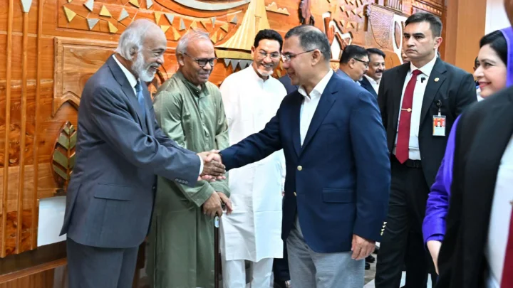 নিউ ইয়র্কের উদ্দেশে ঢাকা ছাড়ার আগে বিমানবন্দরে স্থানীয় সরকারমন্ত্রী ড. আব্দুল মঈন খানের সঙ্গে হাত মেলাচ্ছেন প্রধানমন্ত্রী তারেক রহমান