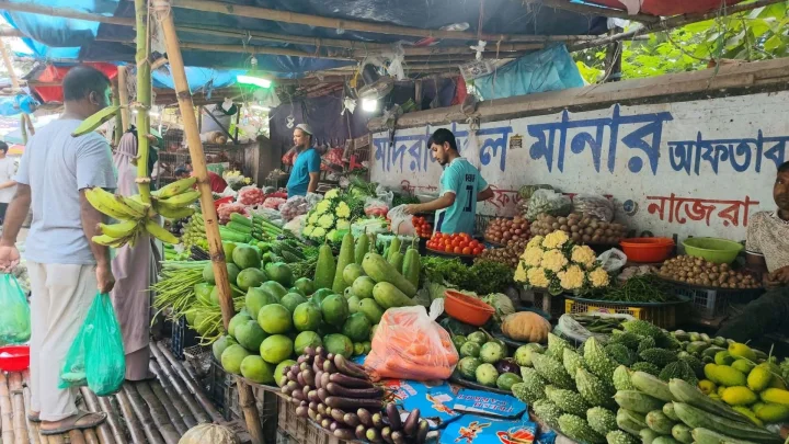 নিত্যপণ্যের প্রতিদিনের বাজার (ছবি বাংলা ট্রিবিউন) 