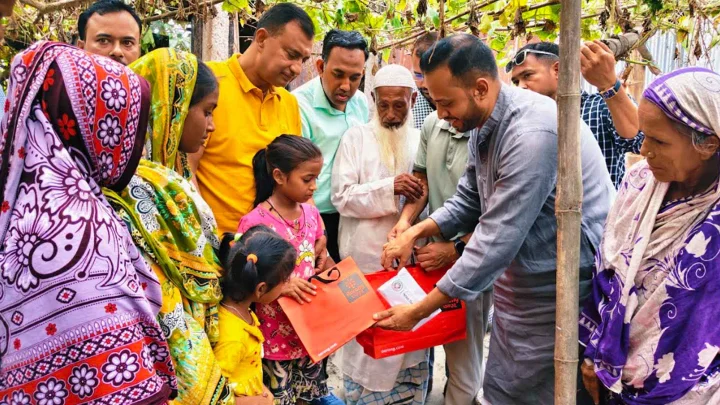 প্রধানমন্ত্রীর পক্ষ থেকে উপহার তুলে দেওয়া হচ্ছে মা-বাবা হারানো শিশুদের হাতে