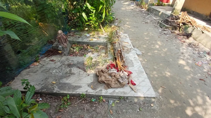 একই সঙ্গে কয়েকটি আশ্রয়কেন্দ্রে সন্ধ্যার পর মাদকের আড্ডা বসে বলেও স্থানীয়দের অভিযোগ