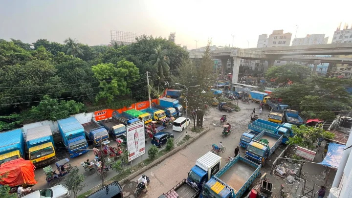 তেজগাঁওয়ের ট্রাকস্ট্যান্ড গিলে খাচ্ছে রাস্তা