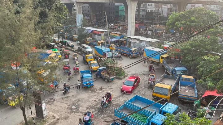 তেজগাঁওয়ের ট্রাকস্ট্যান্ড গিলে খাচ্ছে রাস্তা