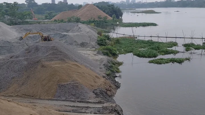 দখল-দূষণে সংকুচিত হয়ে নদীটি এখন অস্তিত্বের সংকটে