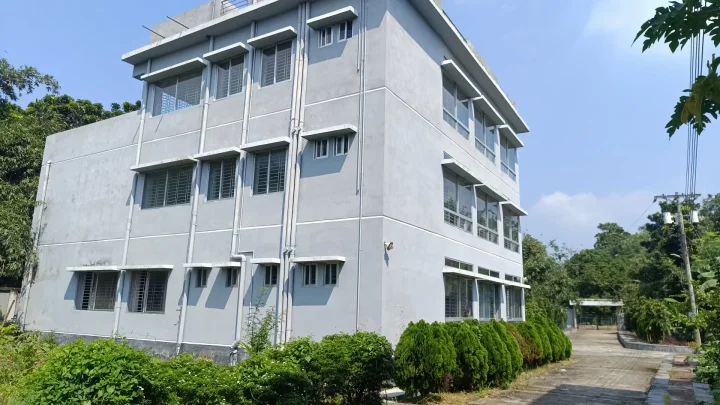 প্রতিটি ১০ শয্যাবিশিষ্ট তিন তলা হাসপাতাল ভবন নির্মাণে ৫ কোটি ২৫ লাখ টাকা করে ব্যয় হয়
