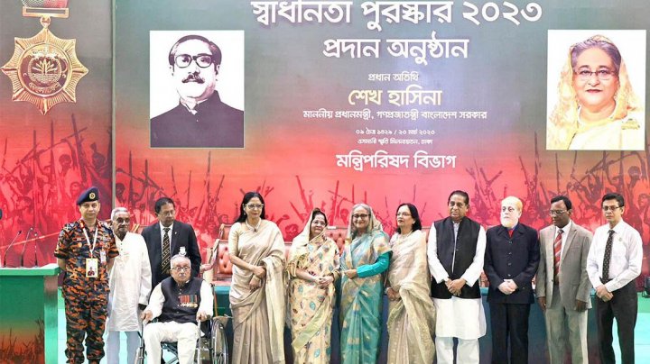 স্বাধীনতা পুরস্কার দিলেন প্রধানমন্ত্রী