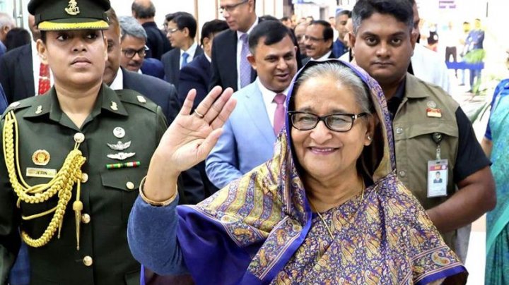 বিমানবন্দরে প্রধানমন্ত্রী শেখ হাসিনা (ছবি: প্রেস উইং)