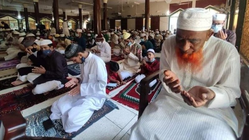 সারাদেশে ঈদ উদযাপন, করোনামুক্তিতে বিশেষ দোয়া