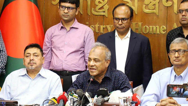 বাংলাদেশ থেকে বৈধ পথে আরও কর্মী নিতে আগ্রহী ইতালি: স্বরাষ্ট্র উপদেষ্টা