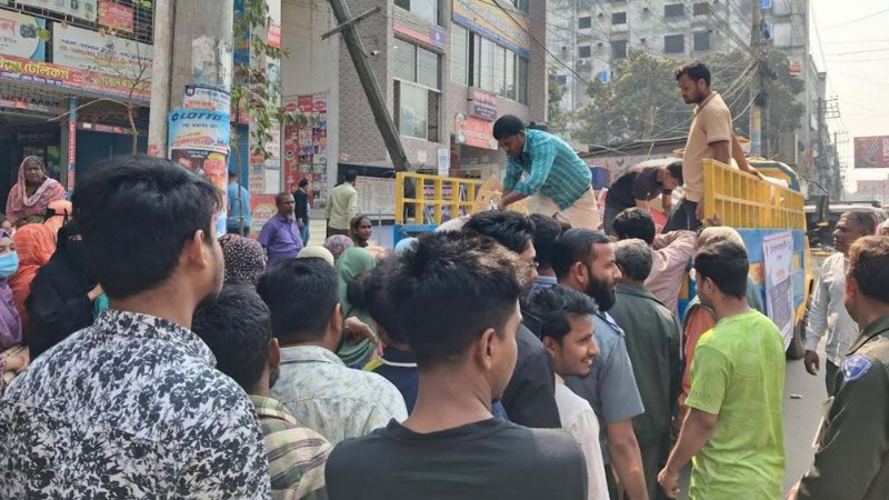 টিসিবির ট্রাকের পেছনে কেন এত মানুষের ভিড়?