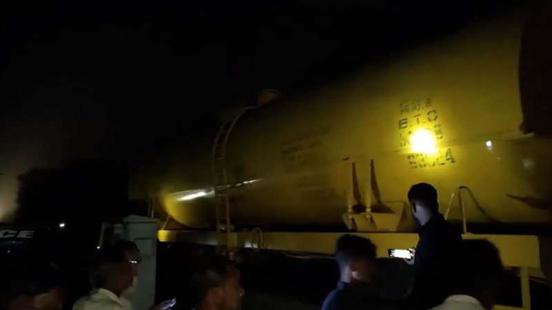 ট্রেন লাইনচ্যুত হয়ে ওয়াগন খালে, তেল নেওয়ার হিড়িক