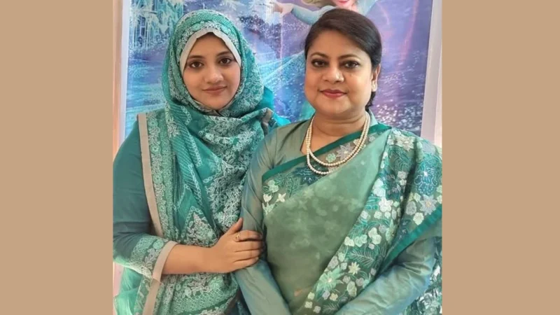 মা-মেয়ে ম্যাচিং শাড়িতে কনক চাঁপা, নজর কাড়লো ঐতিহ্যবাহী সাজ