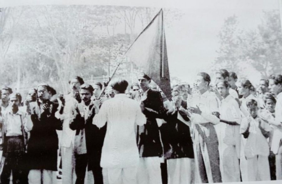 ২১ ফেব্রুয়ারি ১৯৫৩ : ভাষা শহিদদের স্মরণে মোনাজাত ও শোভাযাত্রার অগ্রভাগে বঙ্গবন্ধু শেখ মুজিবুর রহমানসহ রাজনৈতিক নেতৃবৃন্দ।