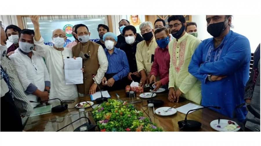 নাগরিক সমাজ চট্টগ্রামের ব্যানারে মেয়রকে স্মারকলিটি প্রদান করা হয়