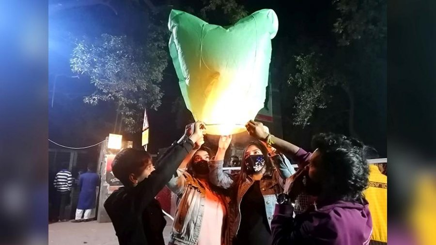 একগুচ্ছ সম্ভাবনা বাস্তবায়নের আকাঙ্ক্ষা নিয়ে শুরু হলো নতুন বছর ২০২২। স্থান: টিএসসি, ছবি: নাসিরুল ইসলাম