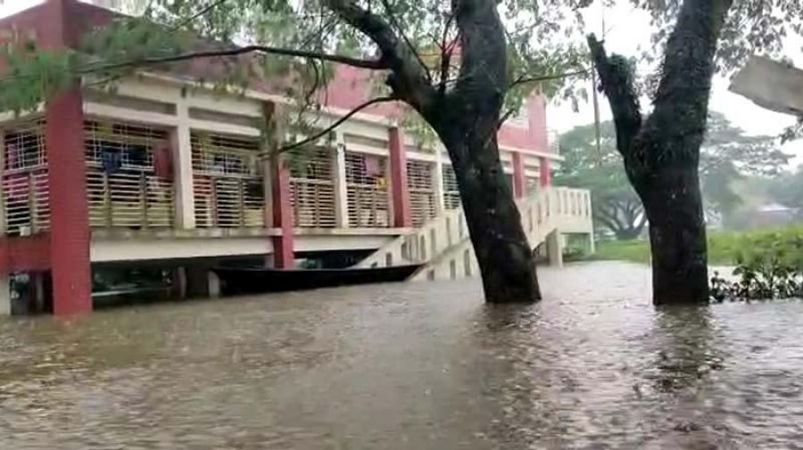 প্লাবিত হতে শুরু করেছে গ্রাম, হাট বাজার এবং আশ্রয় কেন্দ্রগুলো